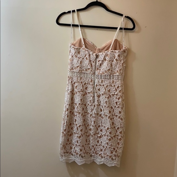 Lulu’s white lace dress - Picture 2 of 5